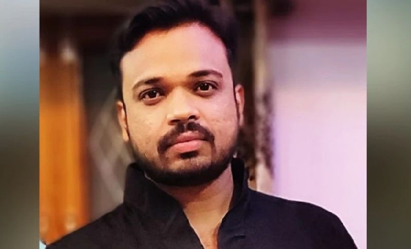 बता दें कि पवन पवार संक्रमित होने के बाद 15 अप्रैल को भर्ती हुए थे। लेकिन कोरोना के कहर में पवन की हालत लगातार बिगड़ती जा रही थी। पति की हालत देख पत्नी नेहा बार-बार यही कहा करती कि उनको बचा लीजिए, नहीं तो मैं उनके बिना नहीं जी पाऊंगी। वह ही मेरी सांसे हैं, अगर उन्हें कुछ हुआ तो मेरी सांसे भी थम जाएंगी। आखिरकार नेहा ने किया भी कुछ ऐसा ही। (मृतक पवन पवार)