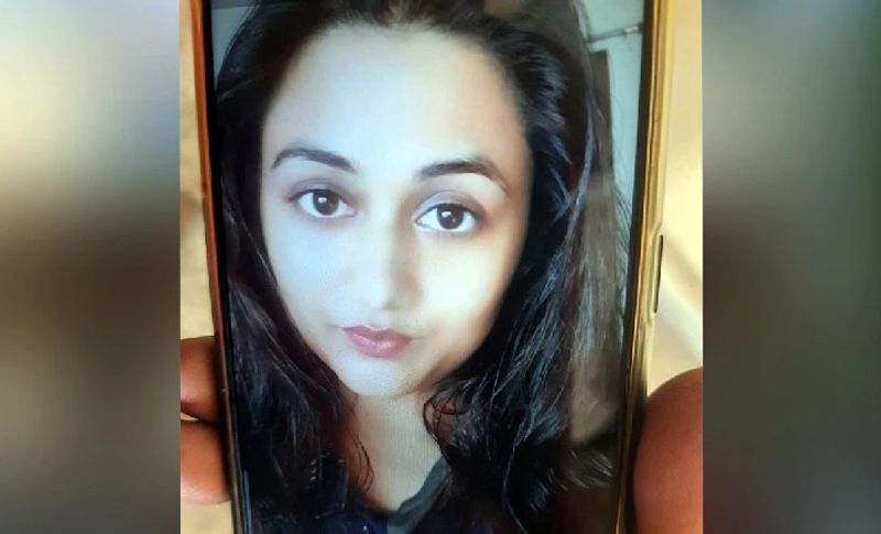 दरअसल, कोरोना की लड़ाई लड़ रहे 36 साल के पवन पवार की बुधवार शाम इंदौर के भंवरकुआं इलाके की एक निजी अस्पताल में मौत हो गई। जैसे ही इस घटना की जानकारी मृतक की पत्नी नेहा पवार को पता चली तो उसने भी ढाई घंटे बाद अपने फ्लैट में फांसी लगा ली। इस घटना के बाद पति-पत्नी के परिवारों में मातम पसर गया। हर कोई यही कह रहा था कि नेहा तो समझदार थी, वह आखिर कैसे इतना बड़ा कदम उठा सकती है। लेकिन अब ऐसी बातें करने से कोई मतलब नहीं, क्योंकि वो इस दुनिया में रही ही नहीं।