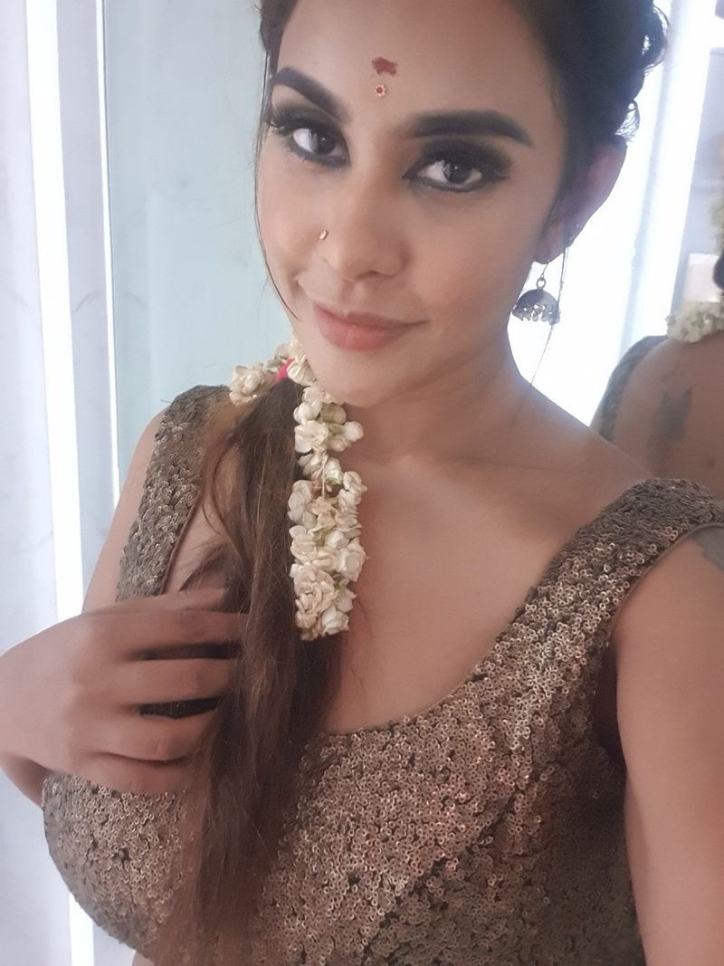 జనరల్గా శ్రీరెడ్డి తన పాపులారిటీ కోసం ఇలాంటి కామెంట్లు చేస్తుందనే నానుడి ఉంది. తాజాగా ఆమె పెట్టిన పోస్ట్ లు కూడా అదే మాదిరిగా ఉండటం గమనార్హం. రెండు రోజుల క్రితం అల్లు అర్జున్కి కరోనా సోకిన విషయం తెలిసిందే.