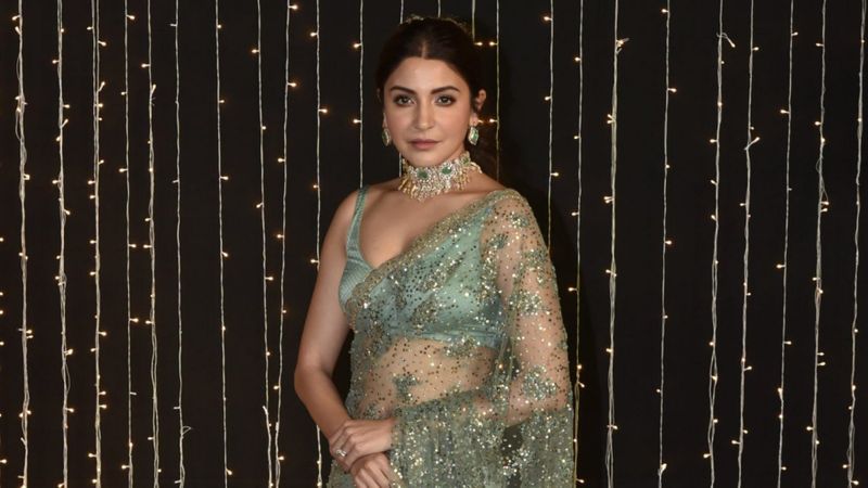 <p>ఒక్కోసారి అరటి పండు గుజ్జులో నిమ్మరసం... లేదా తేనె కలిపి ముఖానికి అప్లై చేస్తారట. దీని వల్ల మరింత అందంగా కనిపించే అవకాశం ఉంది.<br />
</p>