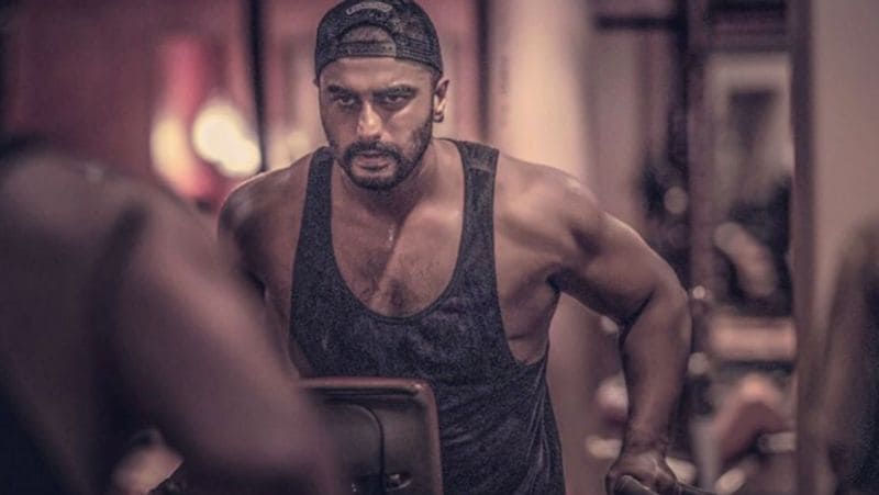 It took 4 years to lose those extra 50 kgs, but he followed the strict workout regime that included weight training, cardio exercises, Circuit training, CrossFit training, Bench press, Squats, Deadlifts and Pull-ups.