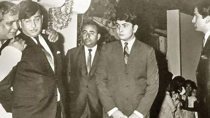 दादा पृथ्वीराज, पिता राज और चाचा शशि कपूर के साथ ऋषि कपूर।