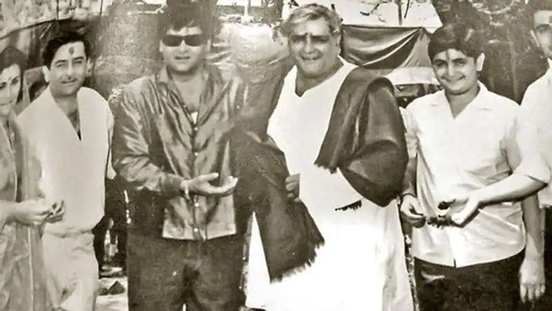 मां कृष्णा, पापा राज, चाचा शम्मी और भाई रणधीर के साथ ऋषि कपूर (दाएं से दूसरे)।