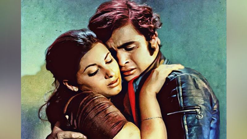 মাত্র ১৬ বছর বয়সে ১৯৭৩ সালে 'ববি' সিনেমা দিয়ে বলিউডে ডেবিউ করেন ডিম্পল কাপাডিয়া।ঋষির বিপরীতে তার লাল বিকিনি লুক আজও কেউ ভুলতে পারেনি।