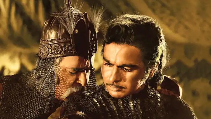 दिलीप कुमार, मधुबाला और पृथ्वीराज कपूर जैसे स्टार्स से फिल्म मुगल-ए-आजम को भला कौन भूल सकता है। इस फिल्म ने सफलता के कई इतिहास रचे थे। फिल्म 1960 में रिलीज हुई थी, जिसके गाने आज भी लोगों की जुबान पर रहते हैं।