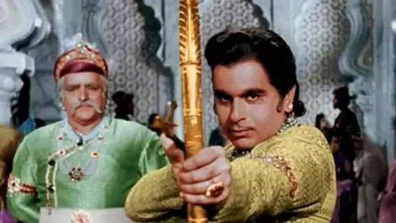 দেবিকারানীই ইউসুফের নাম দিলেন 'দিলীপ কুমার '।অশোক কুমারের সঙ্গে মিলিয়ে। ছবিটির পরিচালক ছিলেন অমিয় চক্রবর্তী। দিলীপের বয়স তখন ২১।