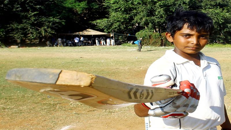 3 साल की उम्र से खेल रहे हैं क्रिकेट
जब पृथ्वी शॉ महज तीन साल के थे, तभी पिता ने क्रिकेट एकेडमी में उनका दाखिला कराया। वह चाहते थे की उनका बेटा एक सफल क्रिकेटर बने। बेटे ने भी कड़ी मेहनत कर पिता का सपना पूरा किया।