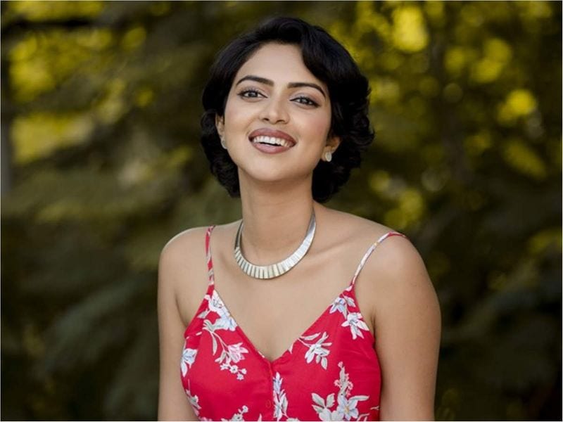 తెలుగు, తమిళం, కన్నడ, మలయాళం ఇలా ఏకకాలంలో నాలుగు చిత్ర పరిశ్రమల్లో సినిమాలు చేస్తూ కెరీర్ని బ్యాలెన్స్ చేస్తుంది అమలా పాల్. `ఇద్దరమ్మాయిలతో`, `బెజవాడ`, `నాయక్`, `జెండా పై కపిరాజు`, `పిట్టకథలు`తో తెలుగు ఆడియెన్స్ ని ఆకట్టుకుంది అమలాపాల్. సౌత్లో స్టార్ హీరోయిన్గా రాణిస్తున్న అమలాపాల్ డస్కీ బ్యూటీనే. తన కెరీర్కి కలర్ అడ్డు కాదని నిరూపించింది. అద్భుతమైన నటనతో మెస్మరైజ్ చేయగలనని నిరూపించింది.