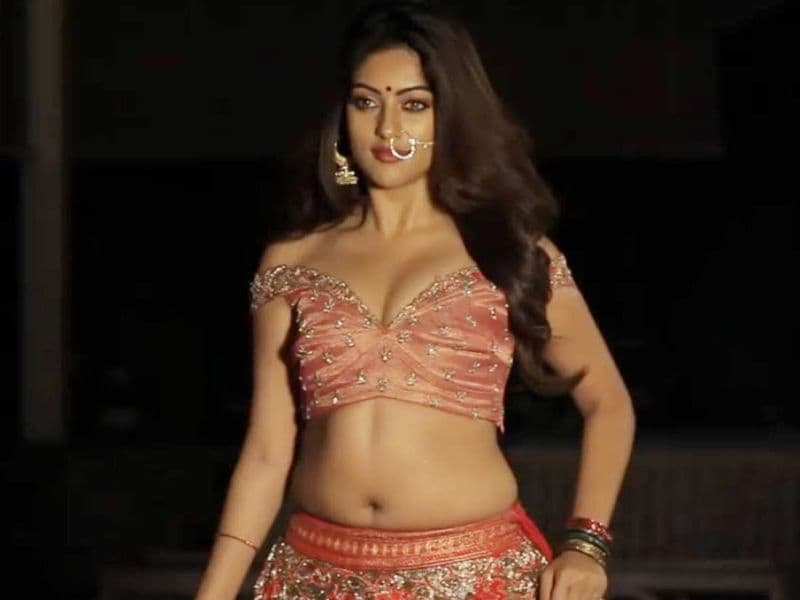 మరో డస్కీ బ్యూటీ అను ఇమ్మాన్యుయెల్. ఈ అమ్మడి కెరీర్ తొలుత కాస్త అటుఇటుగా మారినా ఇప్పుడు మళ్లీ పుంజుకుంటోంది. వరుసగా బిగ్ ఆఫర్స్ దక్కించుకుంటోంది. అను కూడా డస్కీ బ్యూటీనే.