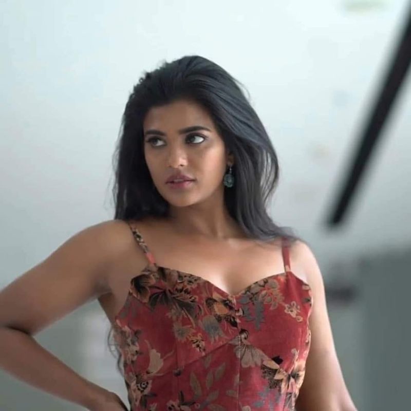 కోలీవుడ్లో స్టార్ హీరోయిన్గా రాణిస్తున్న ఐశ్వర్యా రాజేష్ తెలుగమ్మాయి కావడం విశేషం. ఈ బ్యూటీ తమిళంలో స్టార్ హీరోయిన్ రాణిస్తుంది. నయనతార తర్వాత లేడీ ప్రధాన చిత్రాలకు తనే కేరాఫ్గా నిలుస్తుంది. కెరీర్ ప్రారంభం నుంచి నటనకు ప్రయారిటీ ఉన్న పాత్రల్లోనే నటిస్తూ వాహ్ అనిపిస్తుంది.