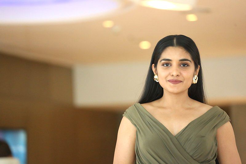 ఇటీవల `వకీల్సాబ్`లో అద్భుతమైన నటనతో అందరిని ఫిదా చేసింది నివేతా థామస్. పవన్ తర్వాత అందరి చూపులను తనవైపు తిప్పుకున్న నటి నివేదానే కావడం విశేషం. ఈ చెన్నై బ్యూటీది కూడా డస్కీ అందమే.