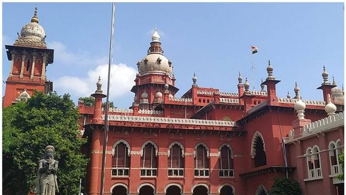 TN Bar Council suspends lawyer seen in compromising position with woman during Madras HC virtual hearing pod TN Bar Council suspends lawyer seen in compromising position with woman during Madras HC virtual hearing pod