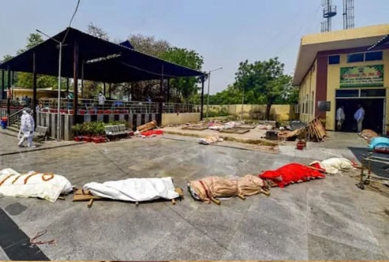 न्यायाधीश कुलदीप सोनी ने श्मशानों में की जा रही अवैध वसूली को लेकर नगर निगम आयुक्त तथा एसपी को पत्र लिखकर कड़ी कार्रवाई के लिए कहा है। इधर, नगर निगम ने पांच सदस्यीय टीम बनाई है जो श्मशानों में चल रहे अवैध वसूली पर लगाम लगाएंगे। निगम आयुक्त हिम्मतसिंह बारहठ ने बताया कि पांच कर्मचारी श्मशानों पर निगाह रखेंगे।
(प्रतीकात्मक फोटो)