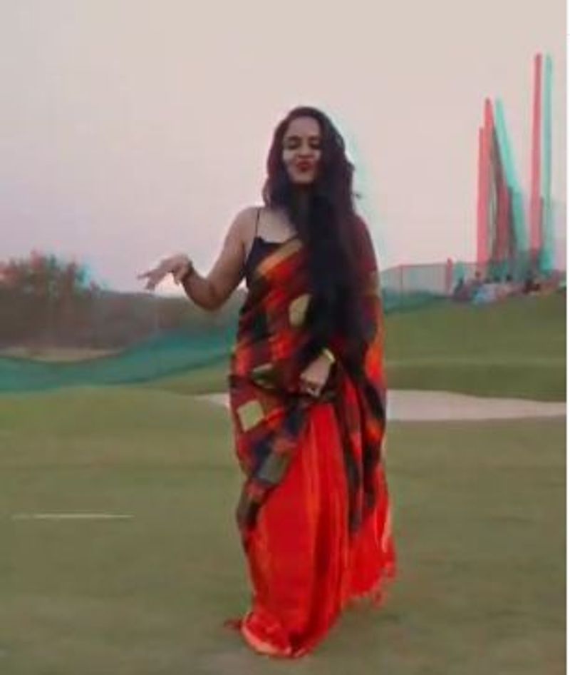 గతంలోనూ `బొంబాయి` చిత్రంలోని `హమ్మ.. హమ్మ..` పాటకు డ్యాన్స్ చేసిన వీడియోను పోస్టు చేసి అందరిని ఆకట్టుకుంది. ఇటీవల విజయ్ నటించిన `మాస్టర్` మూవీ సాంగ్కు తన కుమారుడితో కలిసి లుంగితో తీన్మార్ స్టెప్పులేసి ఫిదా చేసింది ప్రగతి.