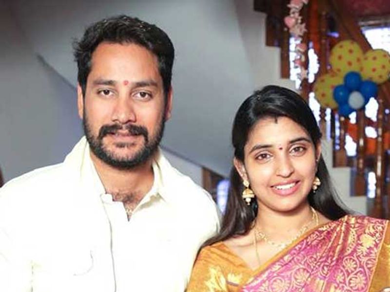 `నాకు చట్టాలు, న్యాయస్థానంపై పూర్తి నమ్మకం ఉంది. నాపై పెట్టింది తప్పుడు కేసేనని నిరూపించడానికి నా వద్ద అన్ని ఆధారాలు ఉన్నాయి. రెండు రోజుల్లో అన్ని సాక్షాలతో మీ ముందుకు వస్తాను. నాపై కావాలనే తప్పుడు ఆరోపణలు చేశారని అప్పుడు మీకే తెలుస్తుంది. కొన్నిసార్లు మనపై తప్పుడు ఆరోపణలు చేస్తుంటారు. ఇలాంటివి సహజంగానే జరుగుతుంటాయి. ఇప్పుడు దాన్ని ఎదుర్కోవాలి. వీటిలో నిజనిజాలేంటో ఫ్రూవ్ చేసుకోవాల్సిన బాధ్యత కూడా మన మీదే ఉంటుంది. ఇప్పటిదాకా నాకు అండగా నిలిచిన వారందరికీ కృతజ్ఞతలు` అని నరసింహారెడ్డి ఈ వీడియో పేర్కొన్నారు.