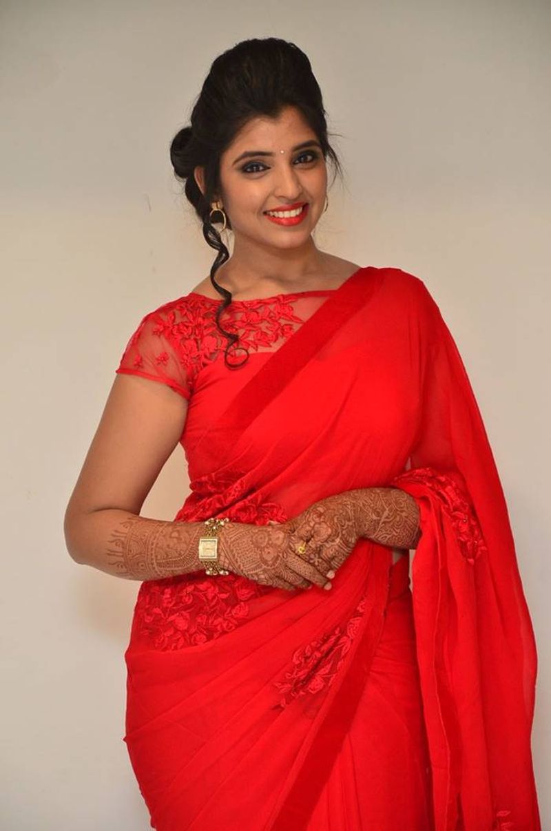 దీనిపై సెటిల్మెంట్ చేసుకోవాలంటూ నరసింహారెడ్డి తరపున మరో మహిళ రాయబారం నడిపినట్లుగా తెలిపింది. మహిళా ఫిర్యాదుతో కేసు నమోదు చేసుకున్న పోలీసులు, శ్యామల భర్త నరసింహారెడ్డితోపాటు రాయబారం నడిపిన మహిళను అరెస్ట్ చేసి రిమాండ్కి తరలించారు. బెయిల్పై వచ్చిన నరసింహారెడ్డి తనపై తప్పుడు కేసు పెట్టారని తెలిపారు.