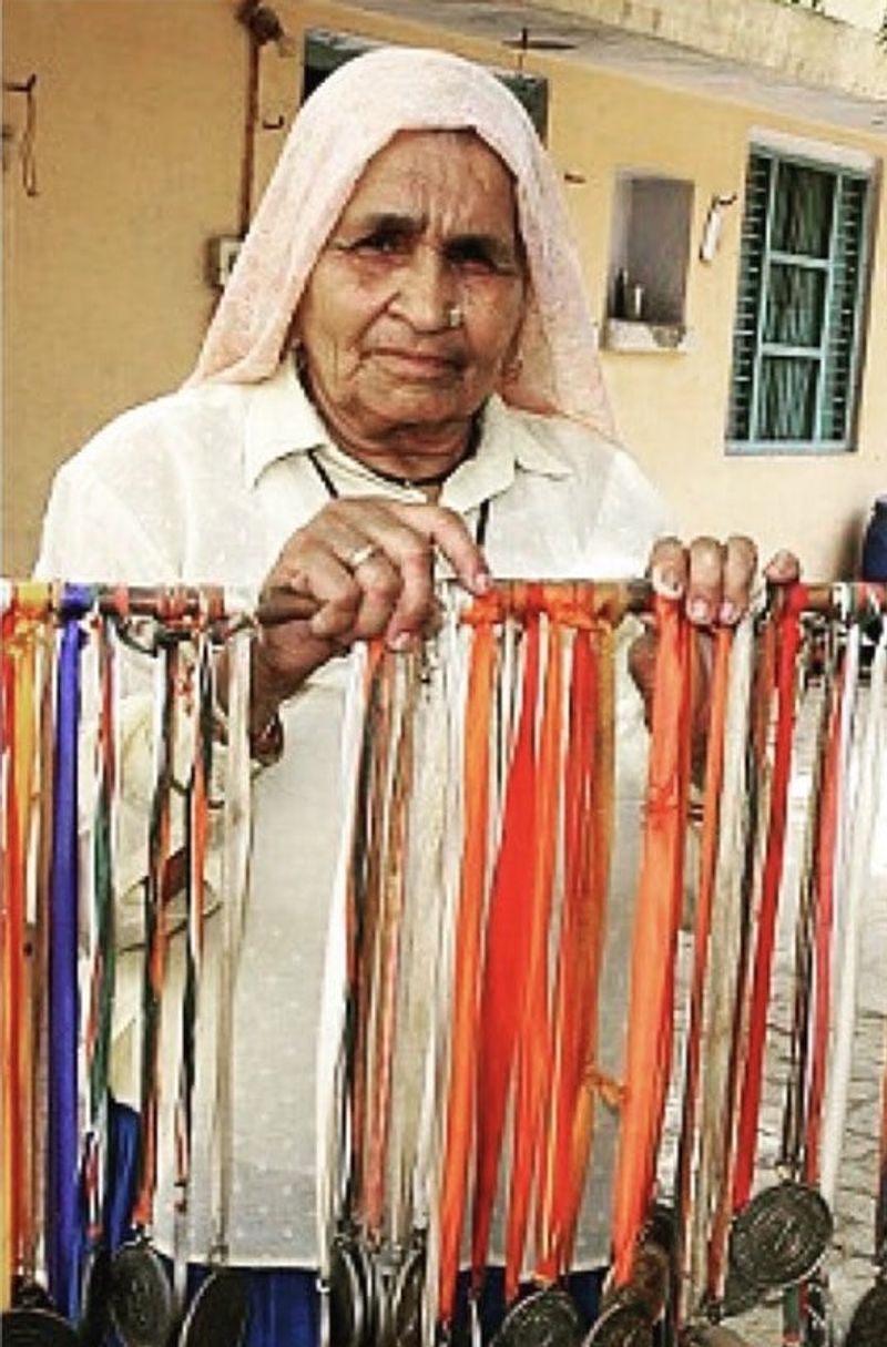 शूटर दादी चंद्रो तोमर के संघर्षों की कहानी को बॉलीवुड ने फिल्म सांड की आंख में पिरोया था। इसके बाद शूटर दादी पूरी दुनिया में छा गई थीं। एक्टर आमिर खान ने दोनों शूटर दादी की कहानी से प्रभावित होकर अपने शो सत्यमेव जयते में भी बुलाया था।
