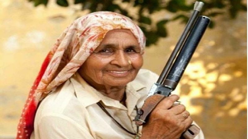 बागपत में बिनौली के जौहड़ी गांव निवासी निशानेबाज चंद्रो तोमर के 26 अप्रैल को कोरोना पॉजिटिव होने के बाद परिवार ने खुद उनके सोशल मीडिया एकाउंट पर इसकी जानकारी दी थी। लिखा था, दादी चंद्रो तोमर कोरोना पॉजिटिव हैं और सांस की परेशानी के चलते अस्पताल में भर्ती हैं। ईश्वर सबकी रक्षा करे- परिवार।
