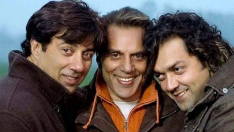 बता दें कि बीते दिनों फिल्म अपने 2 की शूटिंग भी कोविड के चलते पोस्टपोन कर दी गई है। सुपरहिट फिल्म के सीक्वल पर काम करने को लेकर मेकर्स काफी उत्साहित थे लेकिन कोविड को ध्यान में रखते हुए फिल्म की शूटिंग टाल दी गई। डायरेक्टर अनिल शर्मा ने कहा था कि उन्होंने फिल्म की शूटिंग शुरू नहीं की है। उन्होंने कहा कि फिल्म की शूटिंग धर्मेंद्र की सेहत से ज्यादा जरूरी नहीं है।