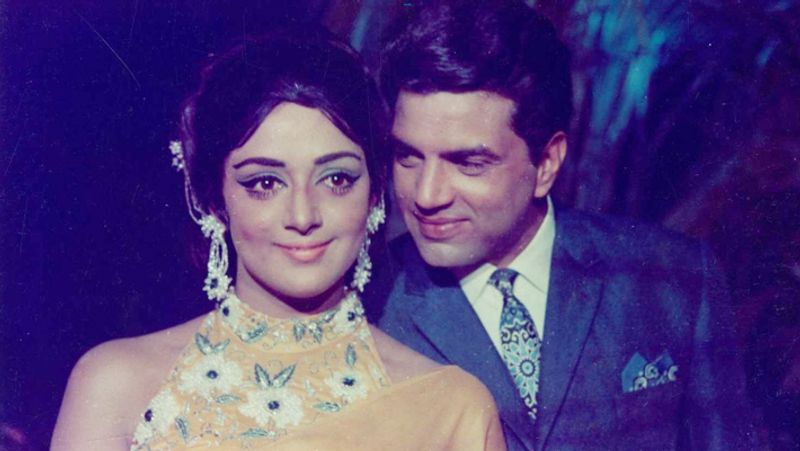 धर्मेंद्र और हेमा की मुलाकात 1970 में फिल्म तुम हसीन मैं जवान के दौरान हुई थी। हेमा इतनी खूबसूरत थीं कि धर्मेंद्र शादीशुदा होने के बावजूद उनके दीवाने हो गए। धर्मेंद्र शादीशुदा थे और दूसरी शादी करना उनके लिए धर्म के विरुद्ध था। हेमा से दिल लगाने के बावजूद धर्मेंद्र अपनी पहली पत्नी प्रकाश से अलग नहीं होना चाहते थे।