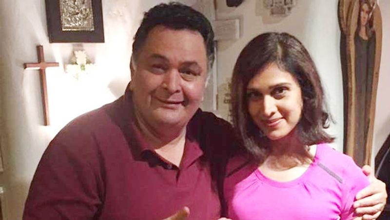 जब मीनाक्षी का नाम इंडस्ट्री में टॉप एक्ट्रेसेस में लिया जाता तो उस दौरान उनका नाम डायरेक्टर राजकुमार संतोषी के साथ जोड़ा गया था।