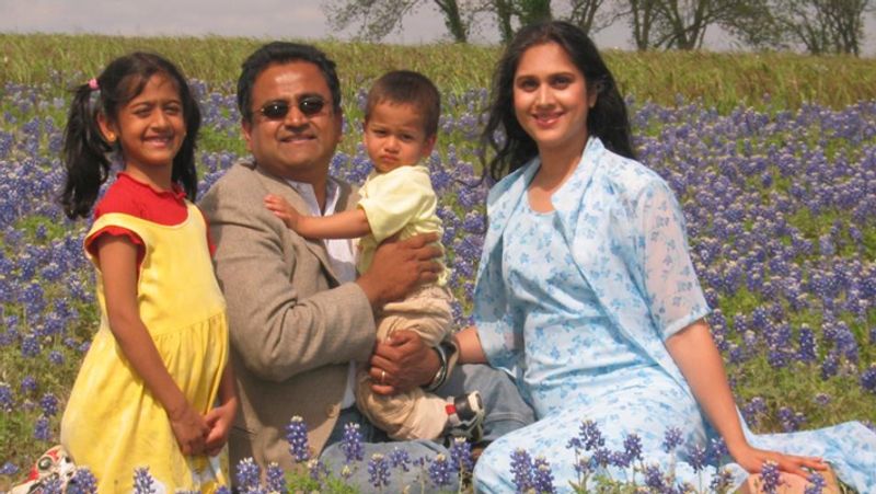 डायरेक्टर के प्रपोजल के बाद मीनाक्षी इतना ज्यादा घबरा गई थीं कि उन्होंने इंडस्ट्री के साथ देश भी छोड़ दिया था। उन्होंने आनन-फानन में बैंकर हरीश मैसूर से शादी तक कर ली थी। और अमेरिका के टेक्सास शहर में जाकर बस गईं। उनके दो बच्चे भी हैं- बेटा जोश और बेटी केंद्रा।