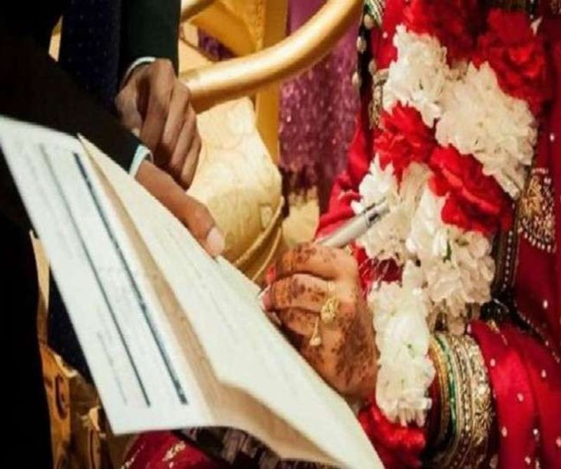 बता दें कि राजस्थान, तेलंगाना, त्रिपुरा, पंजाब, मेघालय, तमिलनाडु, झारखंड, हरियाणा, दिल्ली व उत्तराखंड में विवाह के अनिवार्य पंजीकरण को लेकर कानून बन चुका है।
(प्रतीकात्मक फोटो)