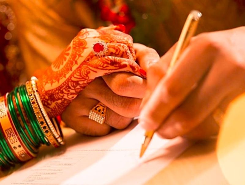 राज्य विधि आयोग ने अपनी रिपोर्ट में प्रदेश में मैरिज आफिसर की व्यवस्था किए जाने की बात भी कही है। सूबे में इसे लेकर कानून लागू होने के बाद सभी धर्म के लोगों को एक माह के भीतर विवाह का पंजीकरण कराना अनिवार्य होगा। ऐसा न करने वालों पर 10 हजार रुपए तक जुर्माने का भी प्रावधान होगा।
(प्रतीकात्मक फोटो)
