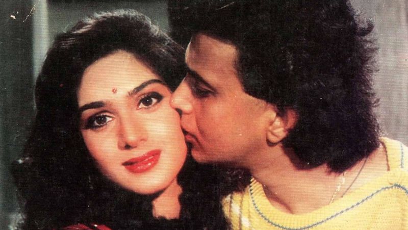 <p>सिंगर कुमार सानू को मीनाक्षी से प्यार हो गया था। हालांकि, ये एकतरफा था। फिल्म 'जुर्म' में कुमार सानू ने 'जब कोई बात बिगड़ जाए..' गाना गाया था। फिल्म के प्रीमियर शो के दौरान कुमार की मुलाकात मीनाक्षी से हुई। मीनाक्षी को देखते ही कुमार उन्हें अपना दिल दे बैठे थे। </p>
