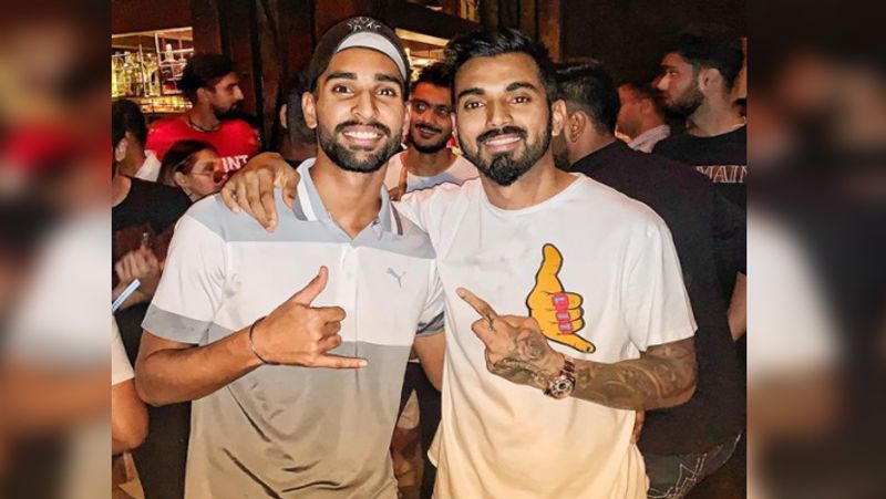 गेंद से साथ बल्ले से भी किया कमाल
हरप्रीत बरार ने 4 ओवर में सिर्फ 19 रन देकर 3 विकेट तो चटकाए ही, साथ ही बल्लेबाजी में भी शानदार प्रदर्शन किया। उन्होंने 17 बॉलों पर 1 चौके और 2 छक्के की मदद से नाबाद 25 रनों की पारी खेली।