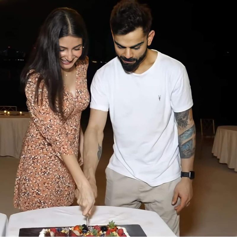 కరోనా నేపథ్యంలో అనుష్క బర్త్ డేని చాలా సింపుల్గానే జరుపుకున్నారు.