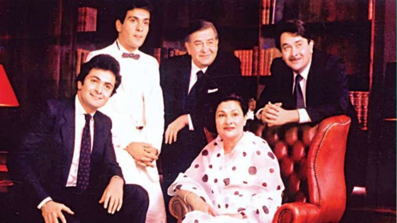 इंटरव्यू के दौरान उन्होंने अपने आरके हाउस के बारे में भी बात की। उन्होंने कहा- मेरे पेरेंट्स ने मुझसे कहा था कि अपने पैतृक हाउस में मैं जब तक चाहे तब तक रह सकता हूं। उसके बाद मैं इस घर को बेच सकता हूं। इसके लिए मुझे अपने चारों भाई बहन ऋषि, रीमा, रितु और राजीव की परमिशन लेनी होगी।