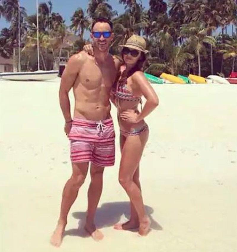 Faf du Plessis
The South African skipper might be 36. However, going by his looks, he has hardly shown any signs of ageing. With a perfectly ripped body and his abs, he has a beautiful beach body of a male. Furthermore, showing no signs of slowing down considering his game, he continues to remain one of the fan-favourite cricketers to date.