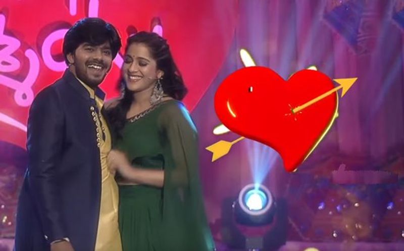 జబర్దస్త్ లోనే కాదు, టీవీ షోస్లోనే సుడిగాలి సుధీర్, యాంకర్ రష్మీ హాట్ కపుల్. వీరిద్దరు బహిరంగంగానే వేదికపై రొమాన్స్ తో రెచ్చిపోతుంటారు.