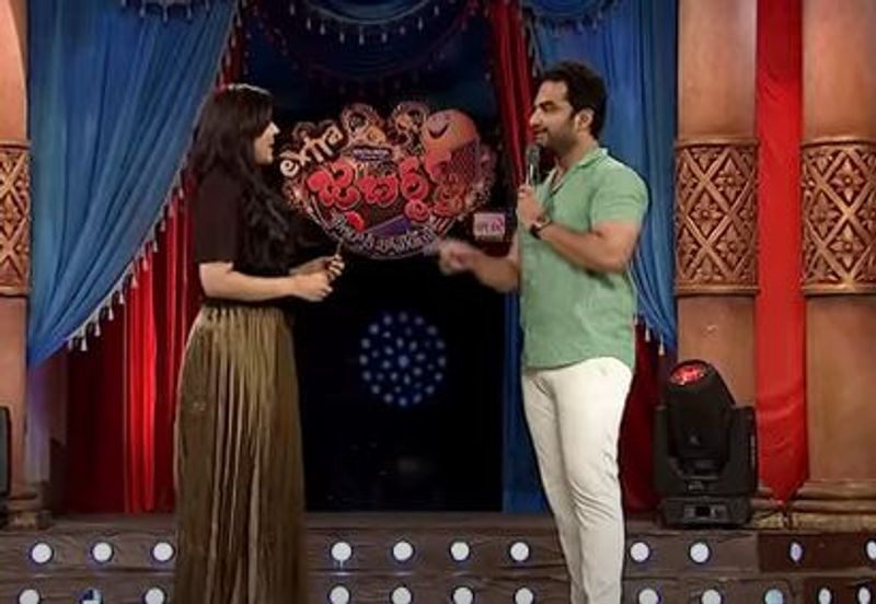 ఏంటీ స్పెషల్ అంటే నేను రోజ్ ఇస్తే ఏ అమ్మాయి అయినా పడిపోతుంది. పడిపోవడం పక్కా అంటూ రష్మీకి పరోక్షంగా సిగ్నల్ ఇచ్చేశాడు. అంటే రష్మీ కూడా పడిపోవాలని చెప్పేశాడు.