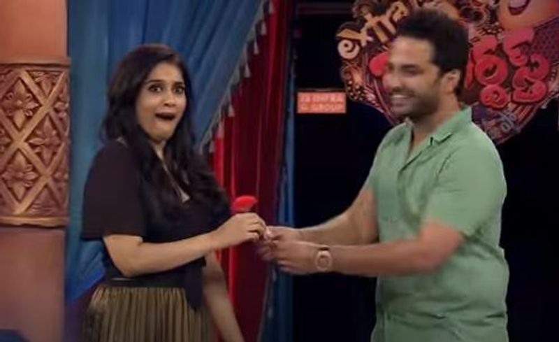 `పాగల్` హీరో విశ్వక్ సేన్ తాజాగా `జబర్దస్త్` షోకి వచ్చాడు. వచ్చి రావడంతోనే ఎవరు ఉన్నారనేది కూడా చూసుకోకుండా రష్మీకి రోజ్ ఫ్లవర్ ఇచ్చాడు. దీంతో ఆశ్చర్యపోయింది రష్మీ.