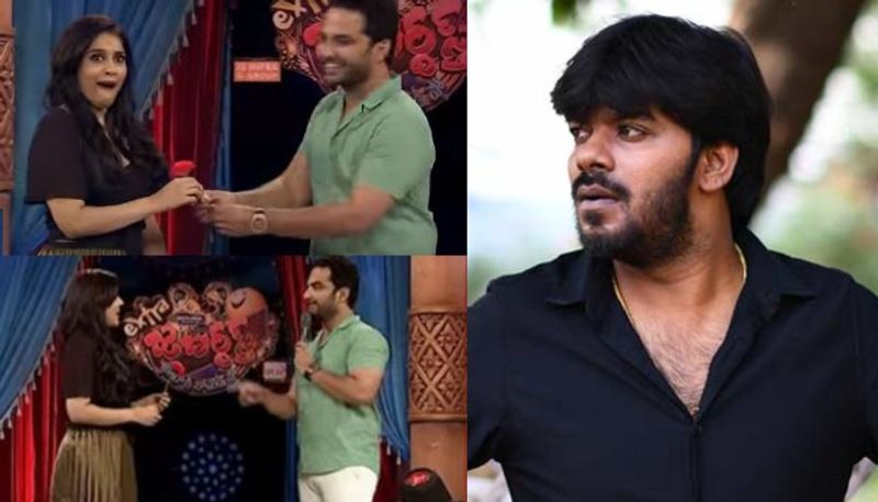 రోజా పువ్వు తీసుకున్న రష్మీ కూడా కాసేపు మురిసిపోవడం విశేషం. చూడబోతుంటే విశ్వక్ సేన్.. సుడిగాలి సుధీర్ కొంప ముంచేలా ఉన్నాడు. రష్మీ,సుధీర్ ల మధ్య ఏదో పెట్టిబోతున్నాడే అనిపిస్తుంది.