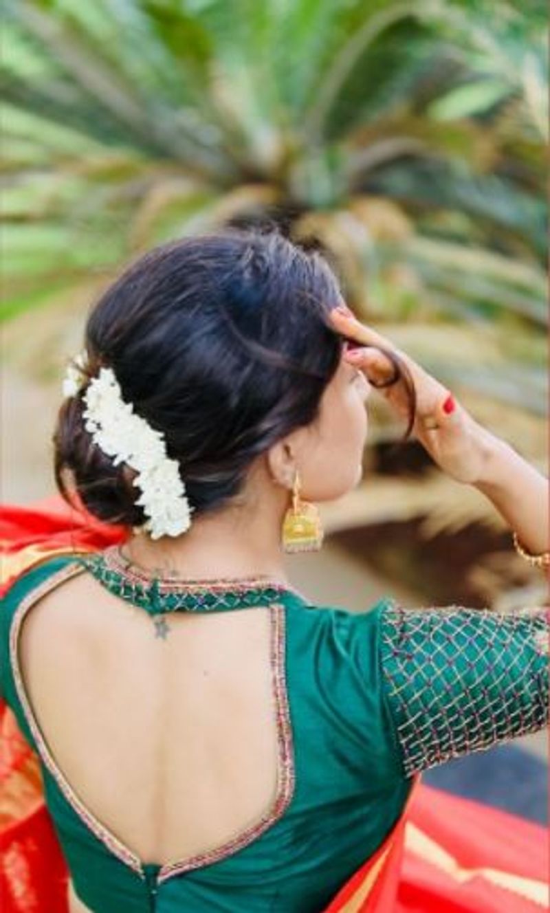 சமூக வலைத்தளத்தில் படு ஆக்ட்டிவாக இருக்கும் வாணி போஜன் தற்போது, பட்டு சேலையில் வெளியிட்டுள்ள புகைப்படம் ரசிகர்கள் மனதை அதிகம் கவர்ந்துள்ளது.