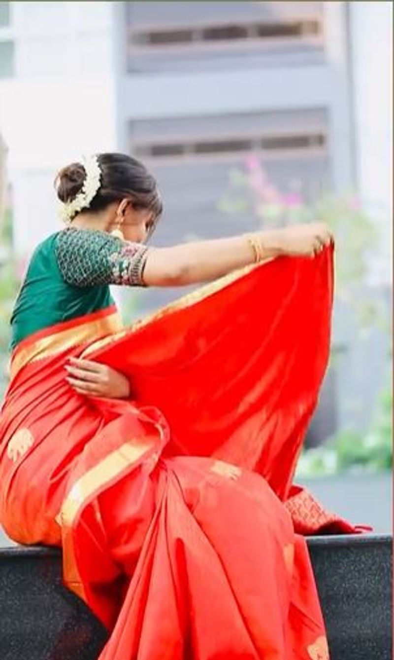 சேலையை அலைபாய விட்டு இவர் கொடுத்துள்ள போசுகள் அல்டிமேட் 