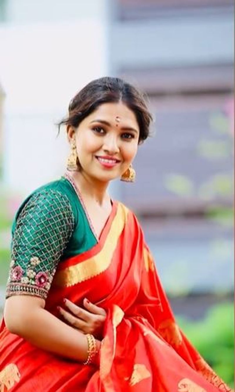 லைட் மேக்அப் போட்டு... நெற்றியில் போட்டு, பூ வைத்து விதவிதமாக போஸ் கொடுத்துள்ளார்.