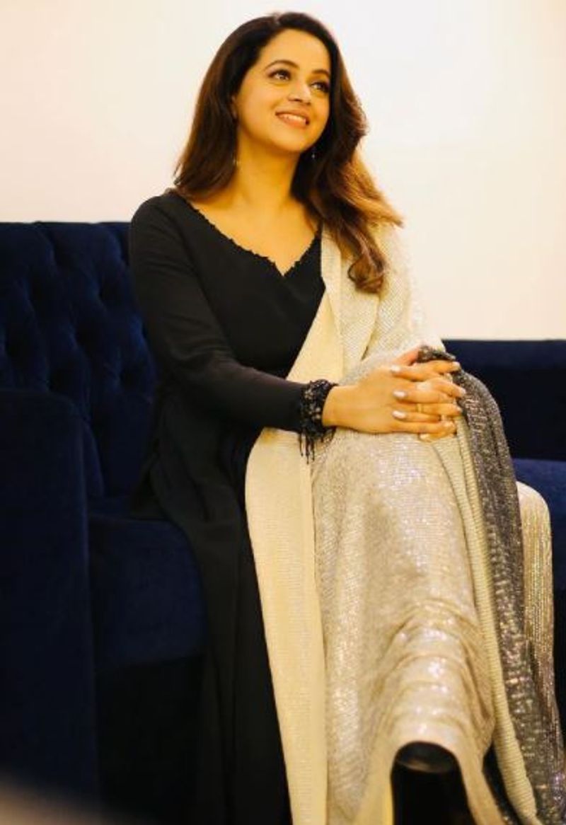 பாவனாவின் சிரிப்பு எப்போதுமே தனி அழகு தான் 