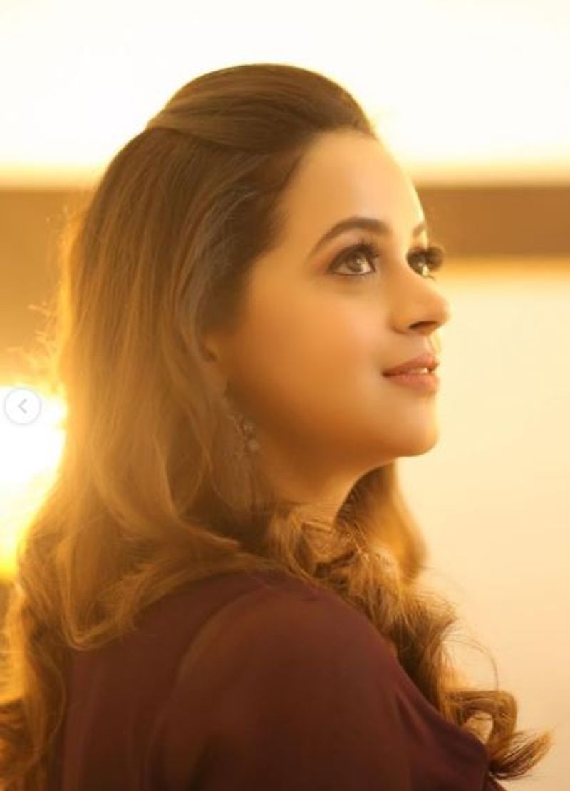 கண்ணால் பேசும் பெண்ணே 