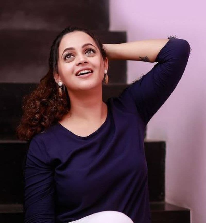 ஸ்லிம் லுக்கில் ஸ்டன்னிங் போஸ் கொடுக்குறாங்களே 