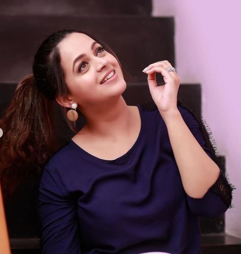 சாய்ந்து சாய்ந்து போஸ் கொடுக்கும் சின்ன தேவதை 