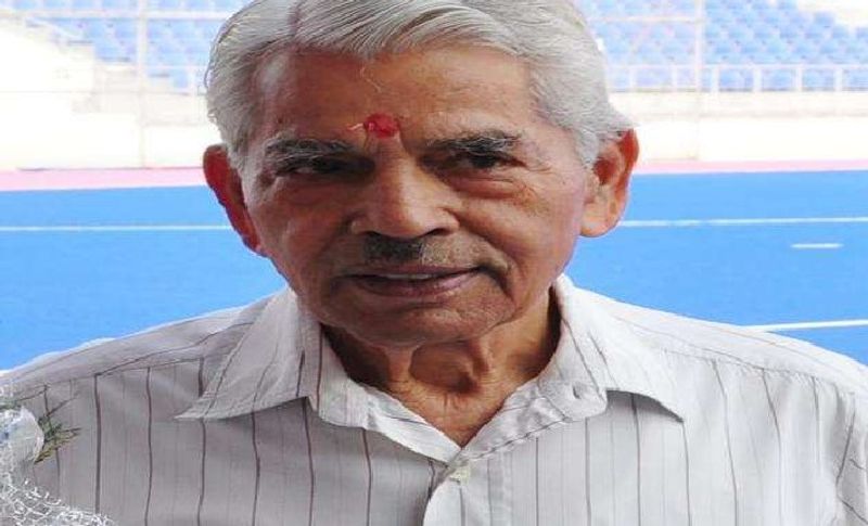 बता दें कि यशपाल वोहरा हॉकी के पूर्व नेशनल लेवल के खिलाड़ी थे और 1956 ओलंपिक गेम्स में भारतीय हॉकी टीम के संभावित खिलाड़ियों की सूची में रहे। इसके अलावा वह हॉकी अंपायर रहे। वह करीब 25 साल तक हॉकी से महासचिव के तौर पर जुड़े रहे। उनके जाने से उनके चाहने वाले और हॉकी के क्षेत्र के के लिए बहुत बड़ी क्षति है।