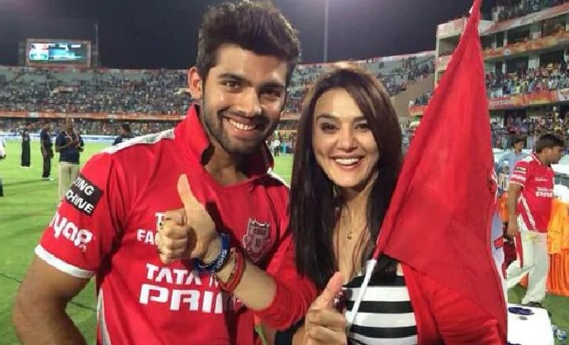 बता दें कि इससे पहले मनन वोहरा किंग्स इलेवन पंजाब के खिलाड़ी रह चुके हैं। उस वक्त टीम की सह मालकिन प्रीति जिंटा के साथ मनन।