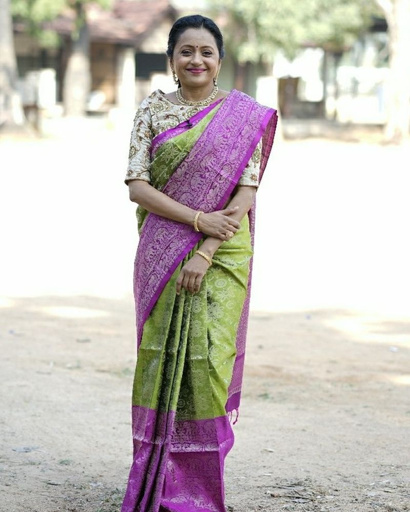 సుమ కెరీర్లో ఎప్పుడూ ఎలాంటి వివాదాలు, నెగటివ్ కామెంట్స్ లేకుండా సాఫీగా నడుస్తుంది. వివాదాలకు ఆమె చాలా దూరంగాను ఉంటారు. ఒకవేళ వచ్చినా వాటిని తన మాటలతో, చాకచక్యంతో ఆదిలోనే బ్రేక్ చెప్పేస్తారు.