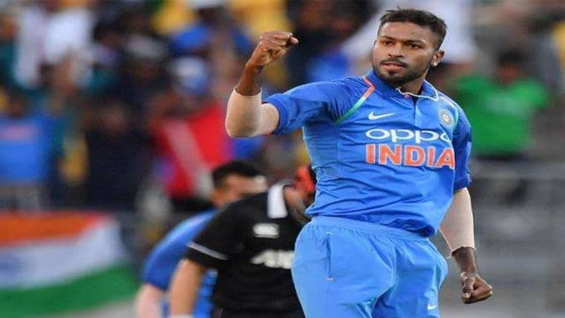 हार्दिक पंड्या
मुंबई इंडियंस के हरफनमौला खिलाड़ी हार्दिक पंड्या ने भी 28 अप्रैल 2019 को केकेआर के खिलाफ ईडन गार्डन्स में 17 बॉलों में 50 रन बनाए थे। इस पारी में उन्होंने 9 छक्के और 6 चौकों की मदद से 91 रनों की पारी खेली थी।