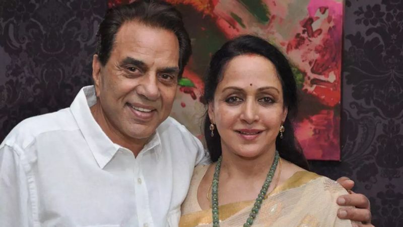 जितेंद्र और हेमा की शादी की बात सुनकर धर्मेंद्र काफी गुस्सा हुए थे। वे नहीं चाहते थे कि दोनों साथ में फिल्मों में काम करें। इतना ही नहीं एक बार धर्मेंद्र फिल्म के सेट पर भी पहुंच गए और हेमा के साथ मेकअप रूम में जितेंद्र को लेकर काफी बहस भी हुई थी।