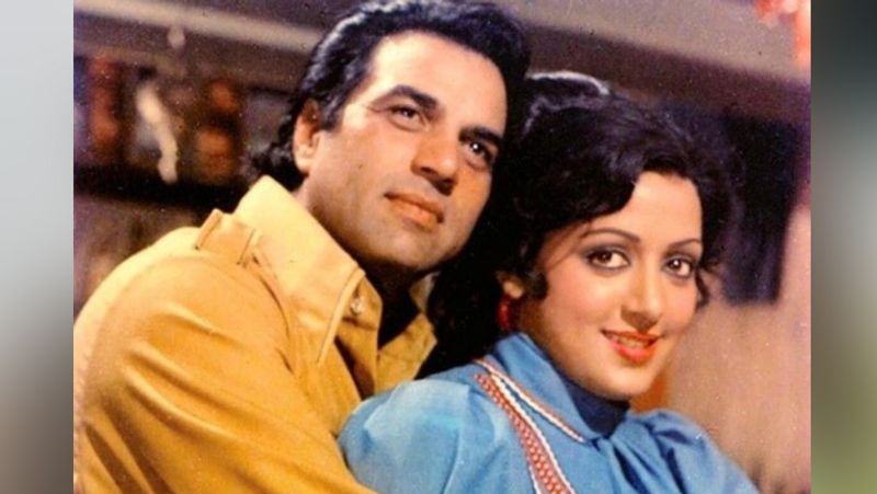 बता दें कि धर्मेंद्र और हेमा की मुलाकात 1970 में फिल्म तुम हसीन मैं जवान के दौरान हुई थी। हेमा इतनी खूबसूरत थीं कि धर्मेंद्र शादीशुदा होने के बावजूद उनके दीवाने हो गए। धर्मेंद्र शादीशुदा थे और दूसरी शादी करना उनके लिए धर्म के विरुद्ध था। 